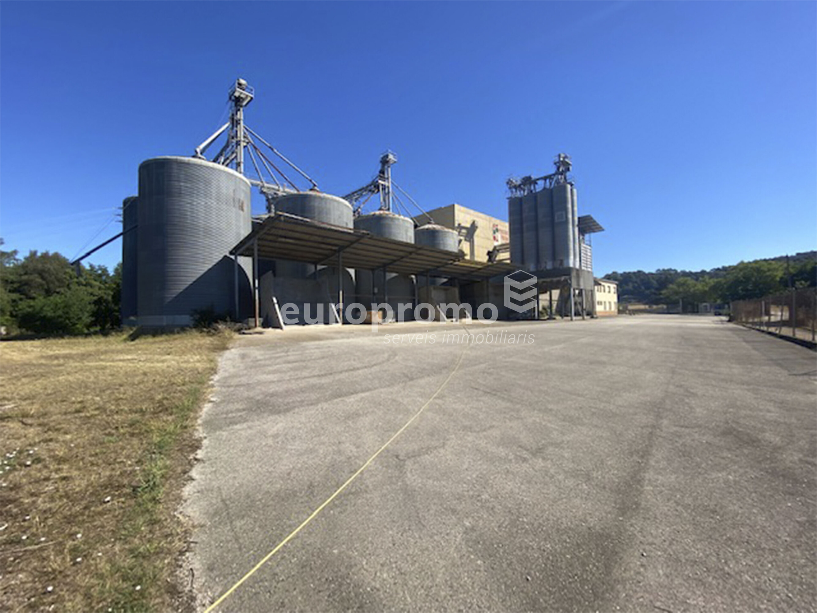 Solar industrial de 8.901m2 situado a 5 minutos de la salida AP7 de Girona.